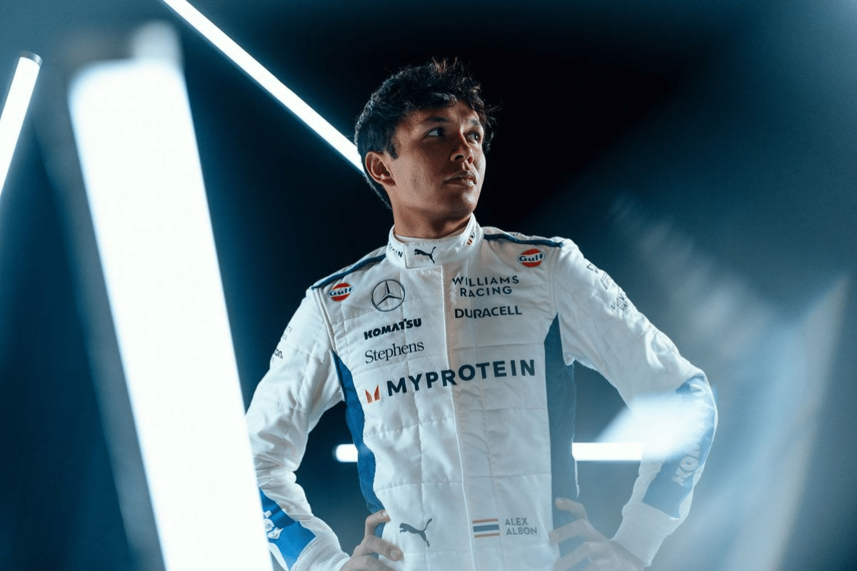 Alexander Albon foi flagrado pilotando Mercedes e surpreendeu muita gente