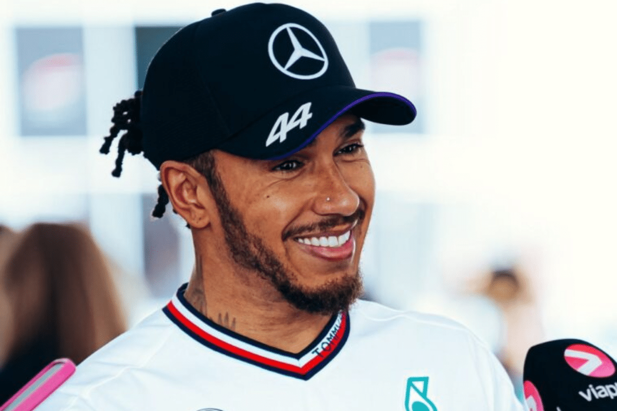 Lewis Hamilton aparece na sede da Alpine ao lado de milionario com quase R 1 bilhao na conta
