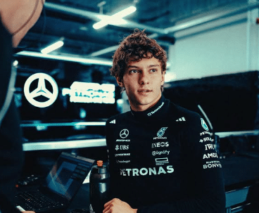 Famoso piloto da F1 foi visto na garagem da Ferrari 1 7
